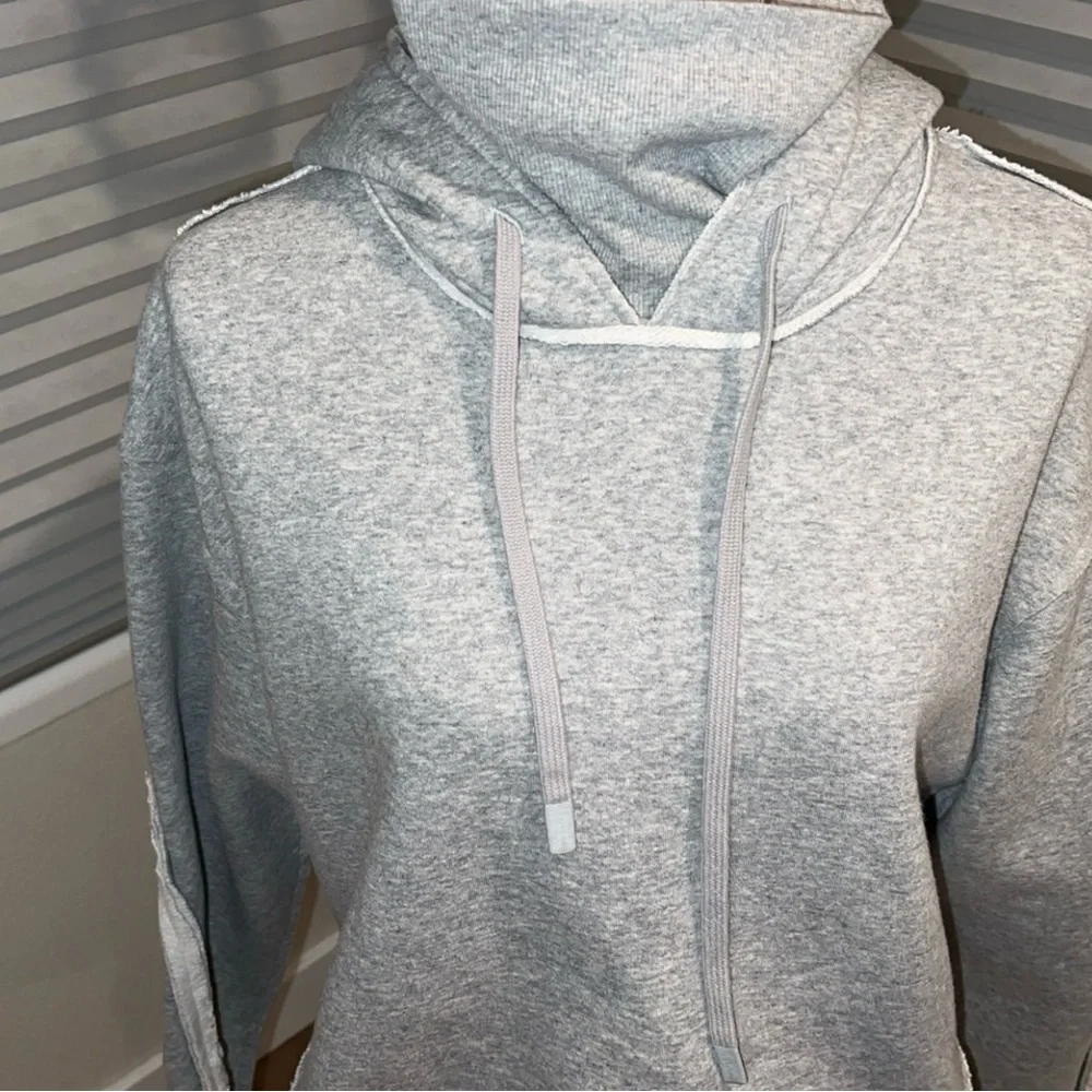 ALO YOGA Effortless Cropped Hoodie in Gray Heather